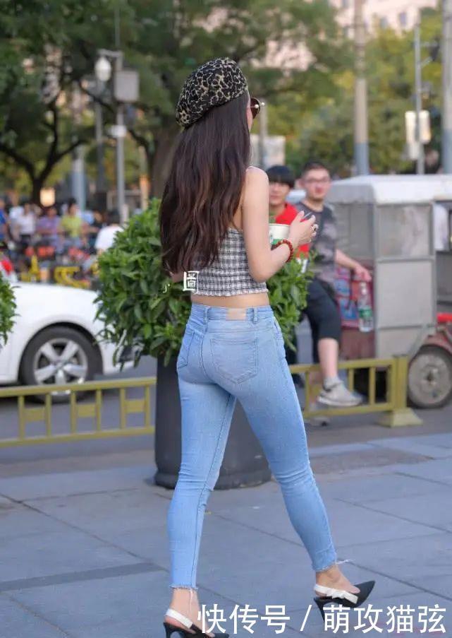 清爽|美女的胯真宽,穿紧身牛仔裤搭配小背心,清爽又显身材