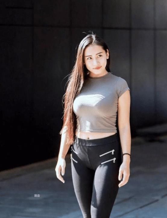  美女|潮流美女秋波微转，聪慧又显潮流，绝世而独立！