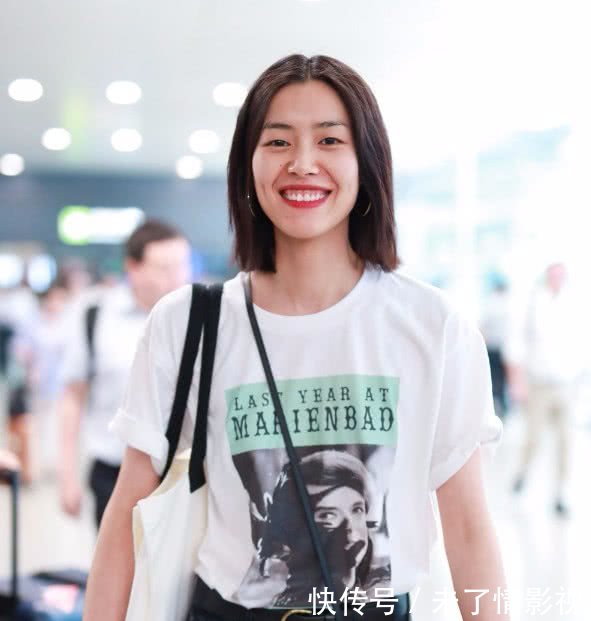 刘雯真不愧是超模，背一个“机器人包包”走机场，简直时髦炸了！