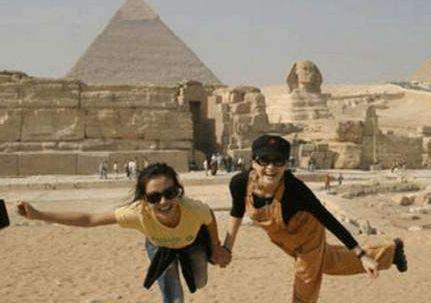 48岁许晴与41岁赵薇出游照流出, 一个嫩的掐出水, 一个老的认不出