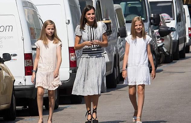 西班牙王后与两女儿低调现身街头，朴素便装难掩时尚魅力！