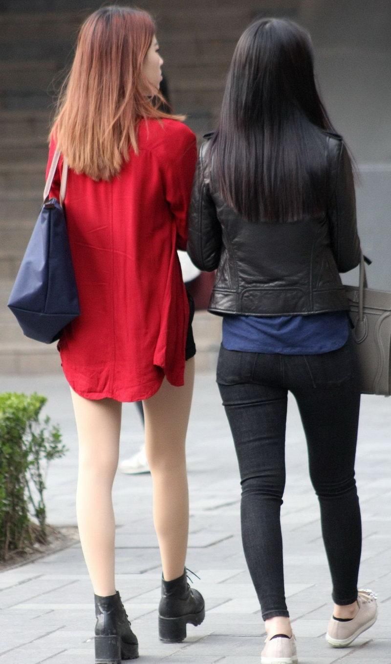 安泰路丝袜美女双腿修长笔直，夏季清爽街拍！