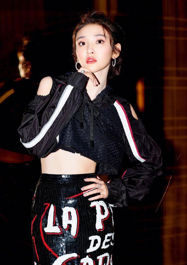 唐艺昕真厉害！透明鞋+小香风连衣裙，网友：一般人还真不敢穿