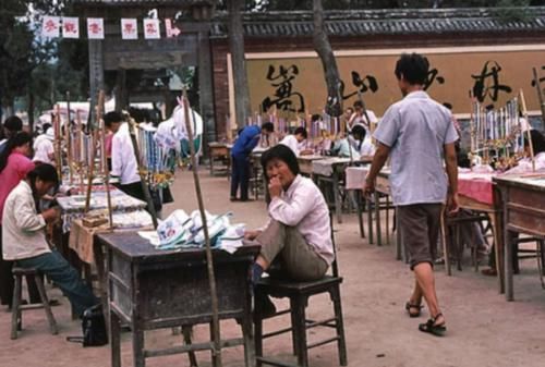 80年代的少林寺：每天游客络绎不绝，山下小店接二连三