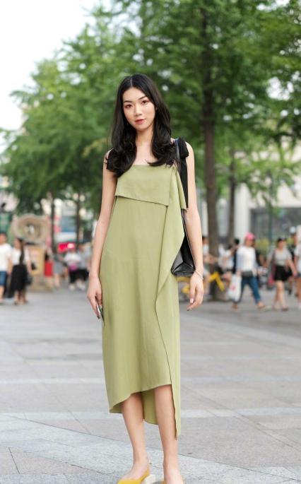 街拍：图六别致抹胸装出行，性感的“美人骨”，真是让人惊艳！