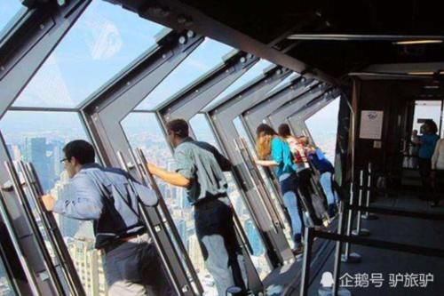 世界上最刺激的玻璃窗！在300米高空自动倾斜，没人敢去第二次