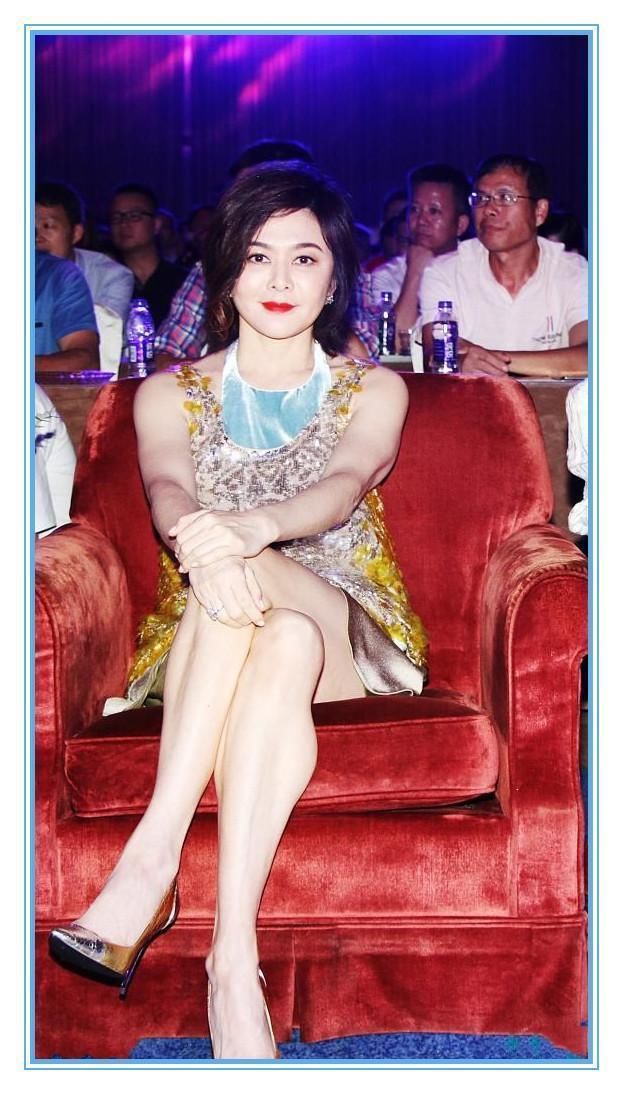 当张凯丽和关之琳同穿小短裙,才知道50+的女人露腿风险有多大!