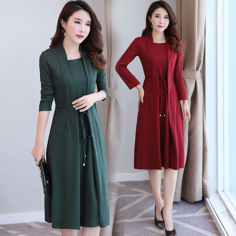 这连衣裙刚上市就火得‘’一塌糊涂‘,40岁女人穿美的倾国倾城