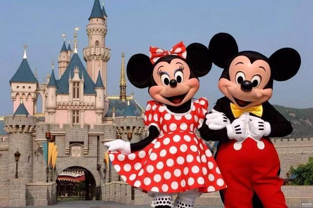 中国游客迪士尼乐园哄抢气球，网友：只是误解，无关道德