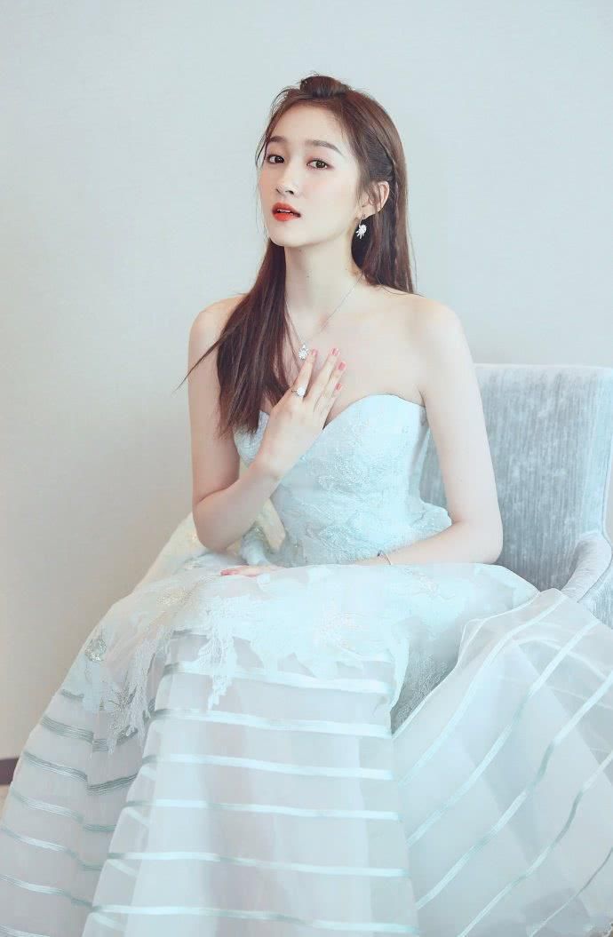 关晓彤穿抹胸连衣裙出席活动，还好用手捂着，不然鹿晗真有意见了