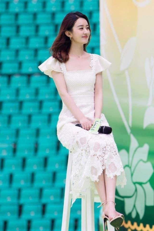 赵丽颖这一身粉色裤穿出骨感美，网友:太平公主才能穿出高级感!