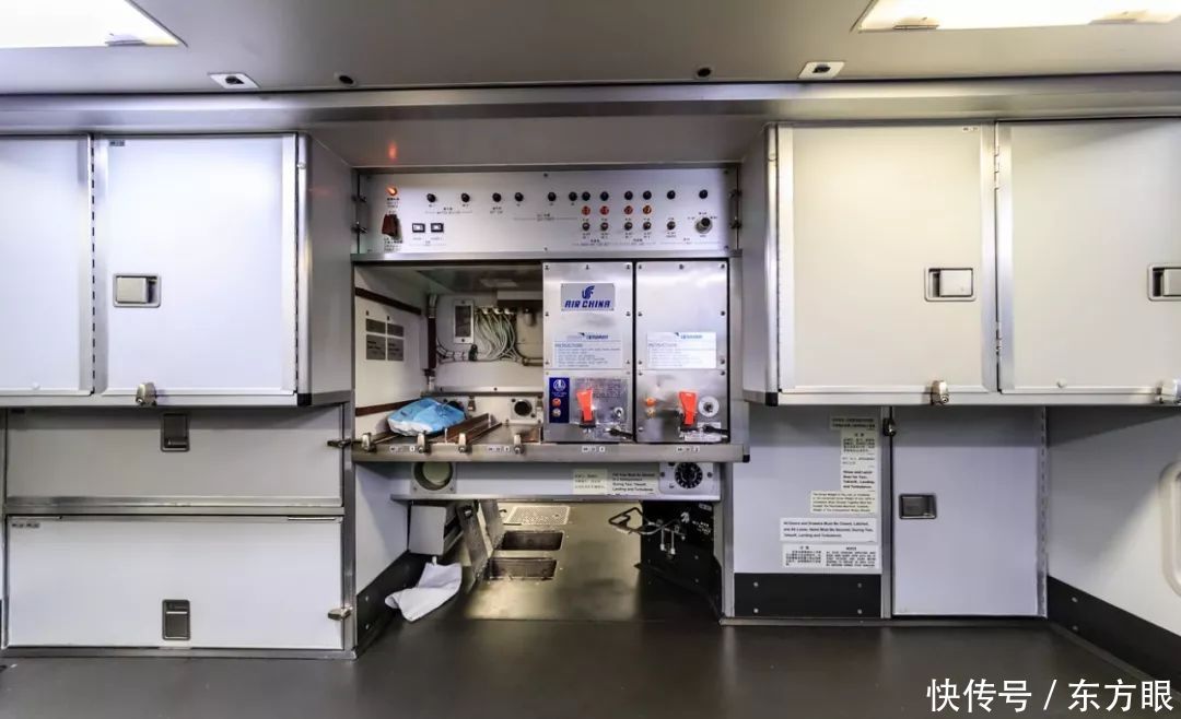 从平壤飞往新加坡的中国专机,里面是这样的