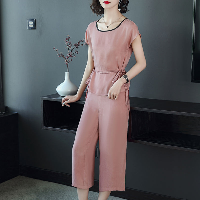 45岁老板娘从来不穿裙子,身上的套装够洋气,藏不住的女神魅力