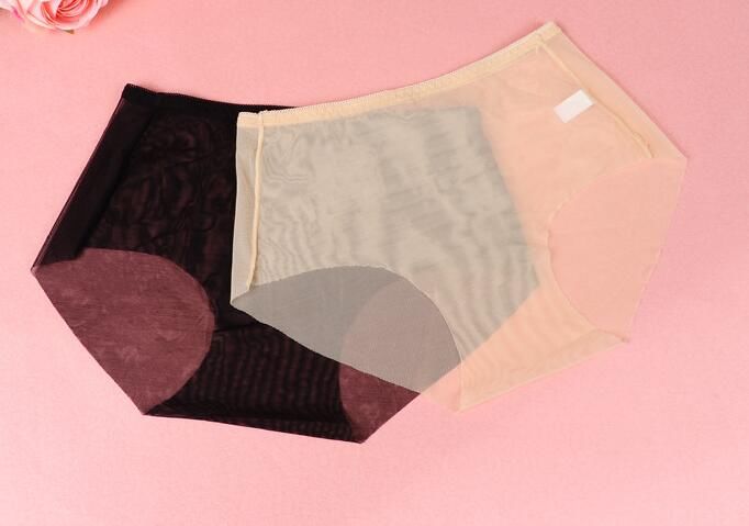 现在的女人很简单，裤衩也简单，穿两条带子就可以了