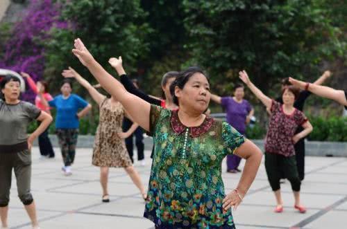 中国和日本退休老人的生活有什么不同看看日本的街头就明白了！
