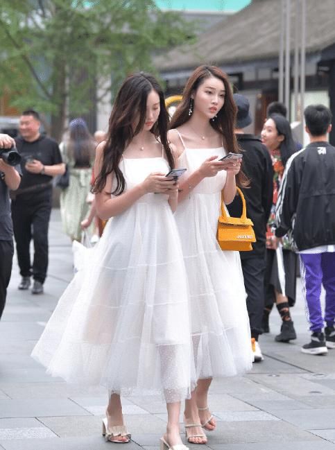  美女|姐妹俩都穿公主裙, 连项链都是同款, 这下只能看颜值了