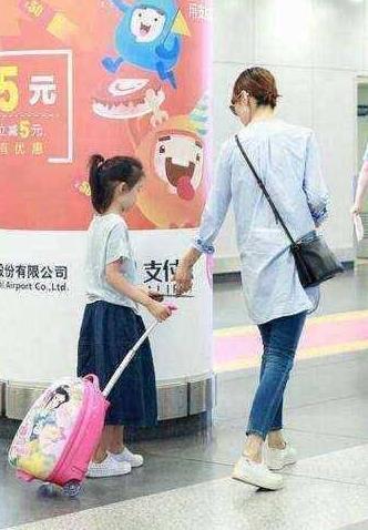 袁泉简约范儿现身机场，瘦成“纸片人”, 网友: 发型比唐晶美