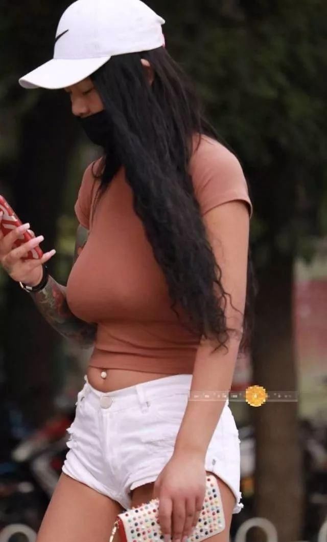 街拍:花臂纹身姑娘，心胸宽广，胸怀天下!