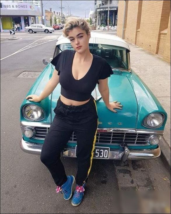 国外美女cos《守望先锋》查莉娅 "壮硕"身材太迷人