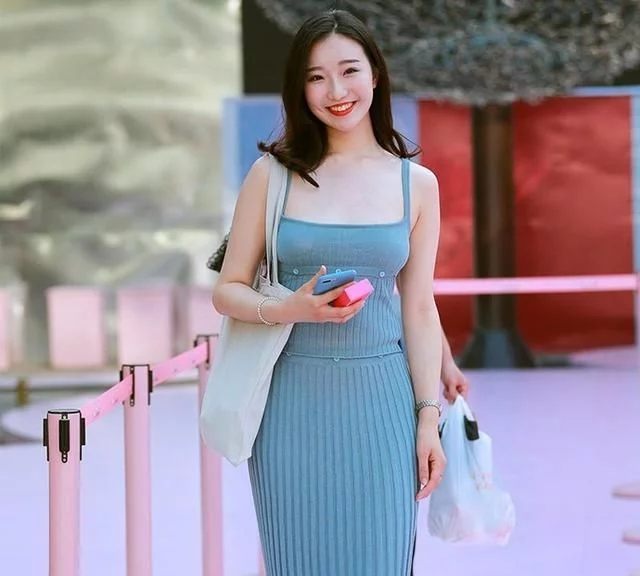 街拍路人， 小姐姐一头蜂蜜茶色的长发 ，看着时髦而自信