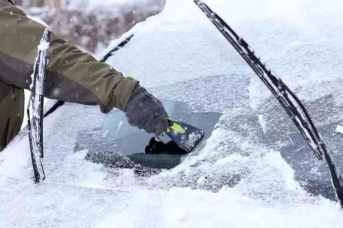  维修工■为什么下雪时要把雨刮器立起来？维修工：不然就得修车