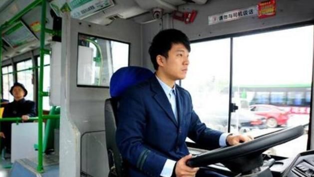 为什么开公交车时,司机不系安全带也不会被处罚?看完你或能明白