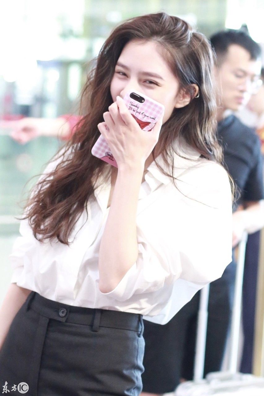 宋妍霏穿白色衬衣搭配黑色阔腿裤现身机场，皮肤白皙秀大长腿