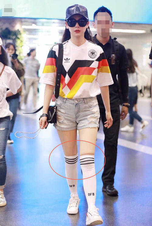 戚薇的腿怎么胖成这样了,穿长袜都挤出赘肉了,勒的不难受么?