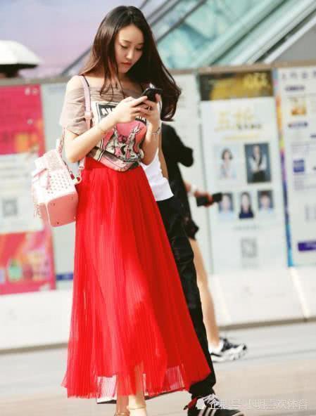 街拍：穿着时尚靓丽的小姐姐，高颜值美腿修长曲线性感！