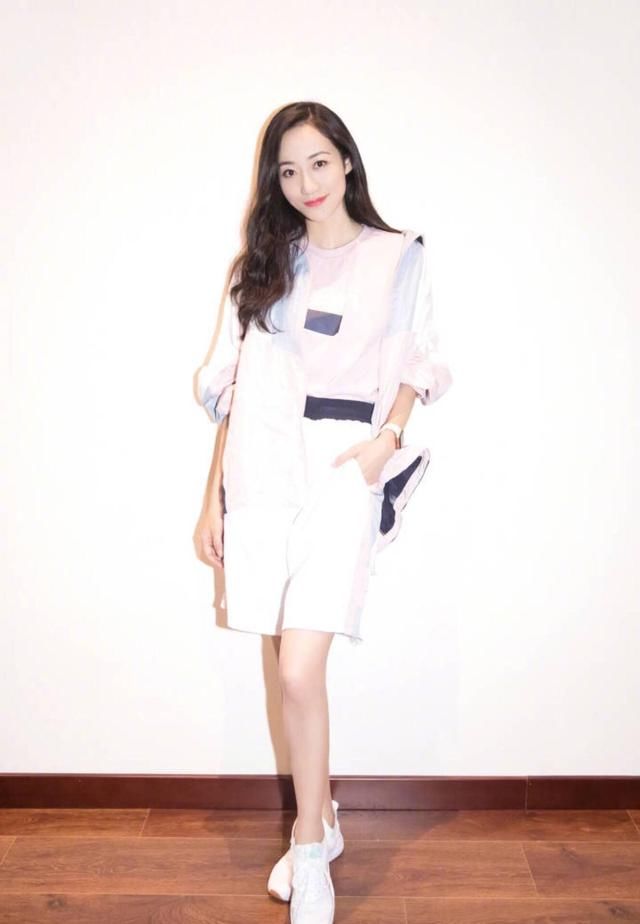 韩雪上衣像秋天，下半身像夏天，我就想问问你是冷是热