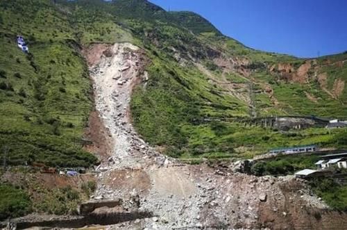 【最新】四川甘洛岩体崩塌17人失联 为啥搜救情况不理想