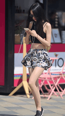 街拍: 露脐装风光无限, 超短裤美的让人窒息