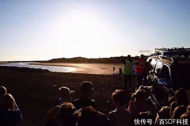 拍下孩子在海滩的照片，五天后真相曝，警察封锁现场