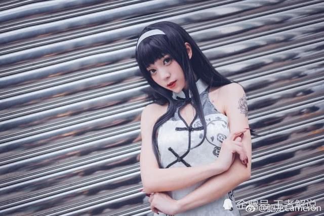 霞之丘诗羽！小姐姐黑丝白旗袍亮相街拍，你确定不来看看