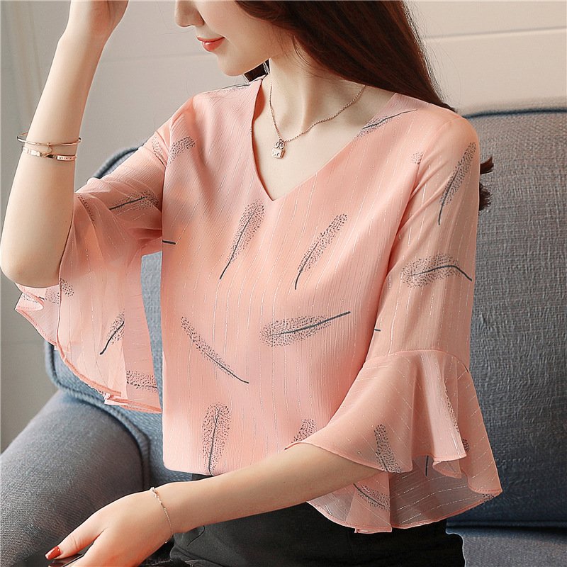 街头一男的紧紧抱着女友不分开，看见女人身上的衣服，路人一跳