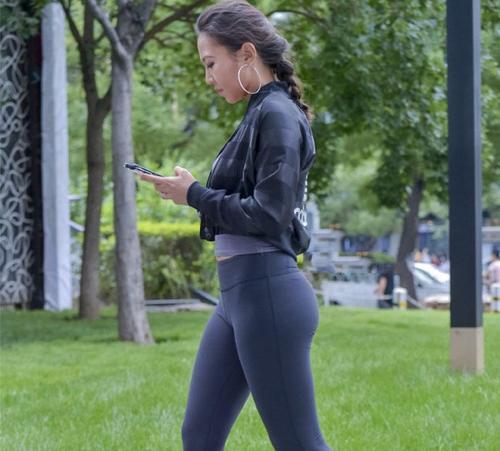 紧身打底裤：青春朝气的打扮，带来清爽的视觉感！