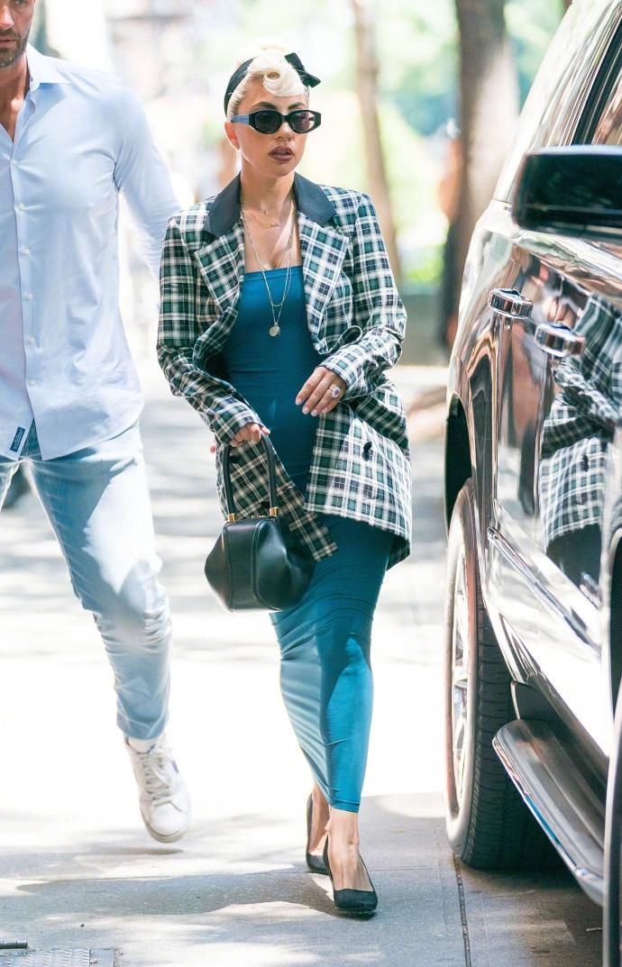 组图:Lady Gaga墨镜遮面变职场女强人 穿紧身包臀裙身材凹凸有致
