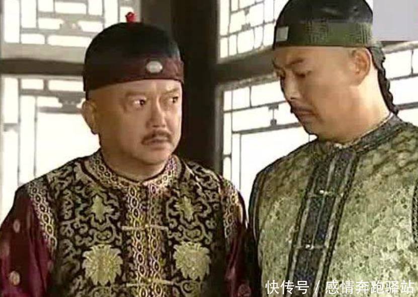 闹饥荒时,和珅在粥里放一把沙,官员怒骂,乾隆却