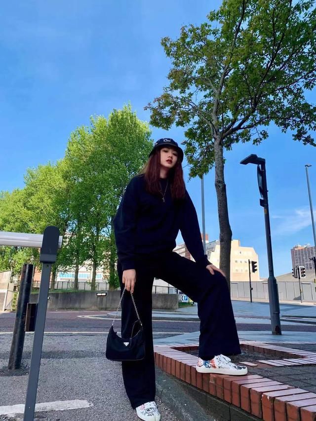  潮牌@SNKR Girls送鞋丨男友衬衫、潮牌、球衣...性感又会搭，就是这期球鞋女生们！4.20-4.26