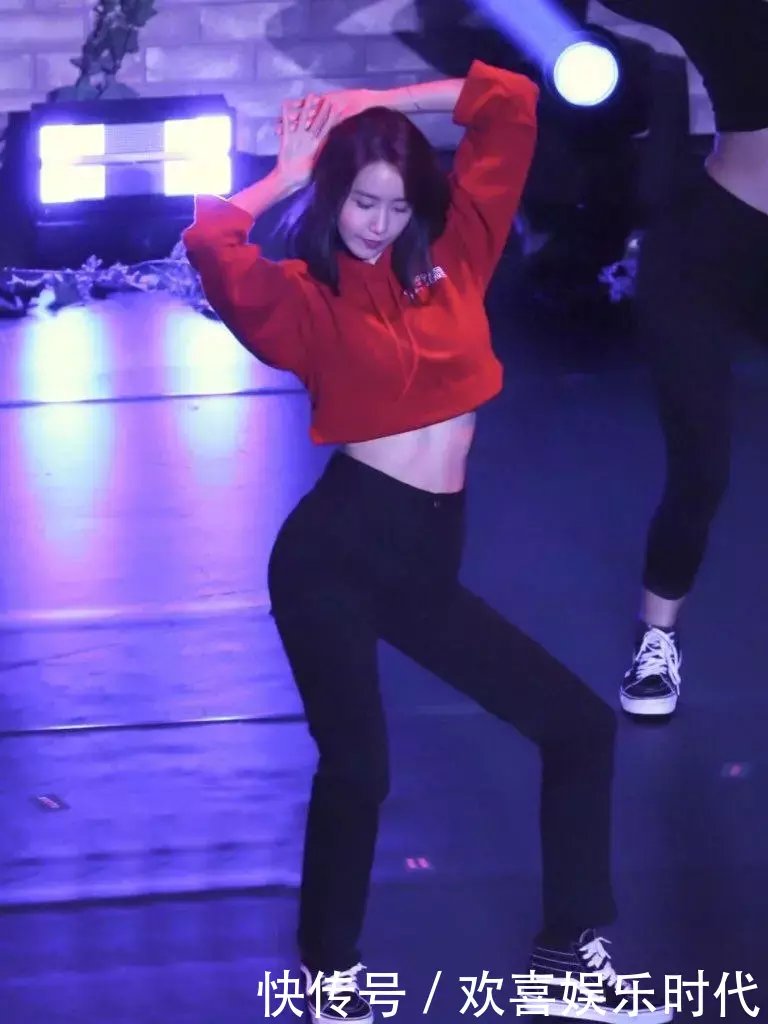 林允儿超短红色卫衣配紧身裤,大跳热舞秀身材,却不慎露出内衣