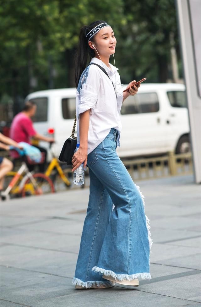 小姐姐穿着比破洞还酷的牛仔裤,酷酷的时尚中带着甜美范儿