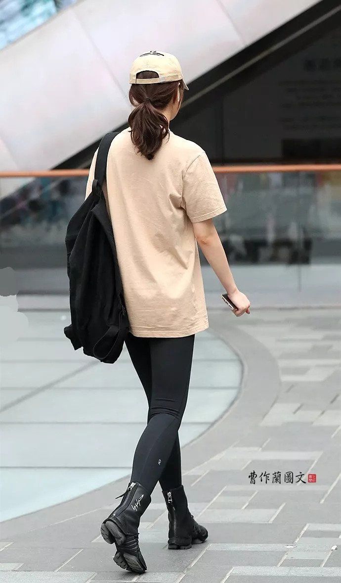 街拍:打底裤，穿出美女天生丽质好底子