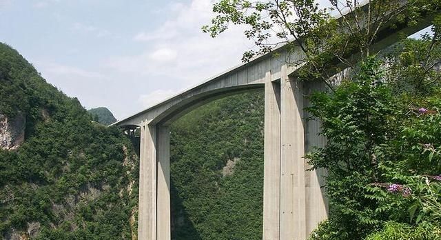 湖北建的这座世界级大桥，总投资1亿，4根地桩深达45米！