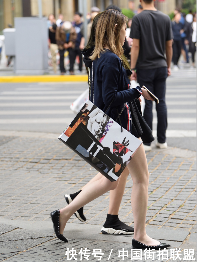 街拍联盟：又见一对闺蜜逛街，有喜欢右边小姐姐的吗