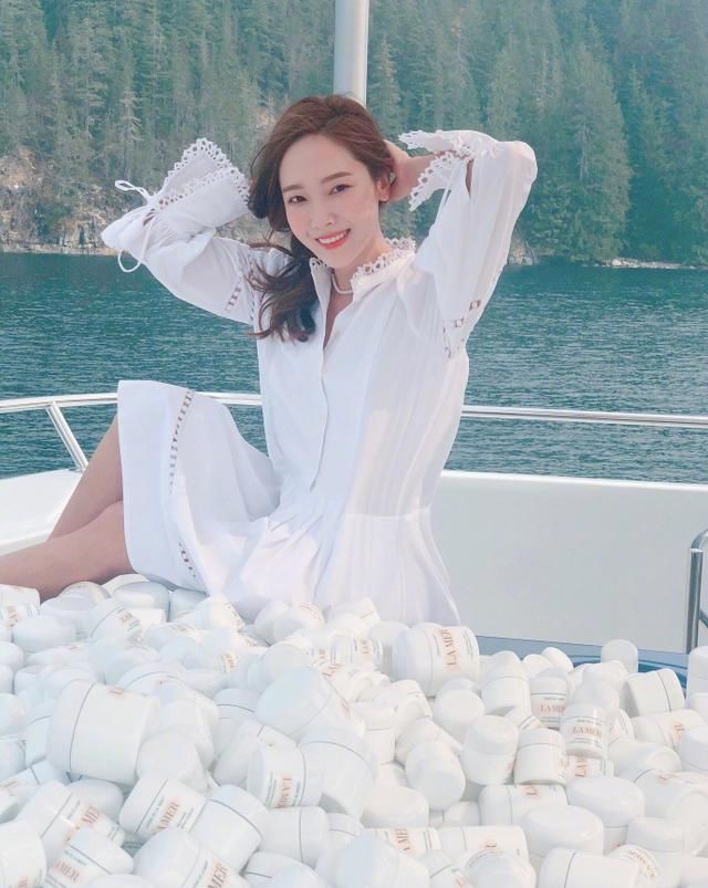 Jessica妍加拿大度假波西米亚风长裙造型出镜，网友：美若天仙