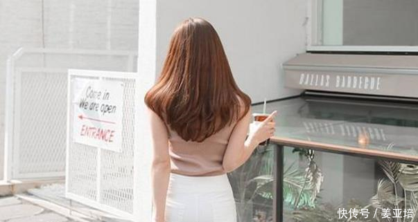 清秀唯美的牛仔裤美女，轻松秀出大长腿，尽显女性风采