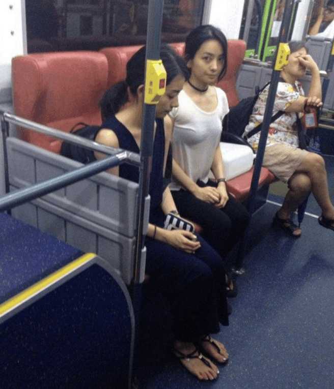 街拍: 公交车上遇到的靓丽姐妹花, 而旁边的大妈实力抢镜!