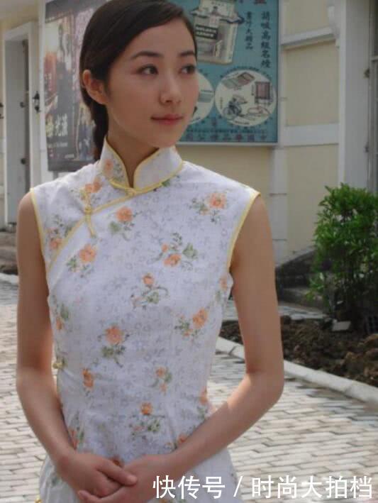 30岁赵丽颖穿旗袍，33岁戚薇穿旗袍，网友：杨幂是来搞笑的吧？