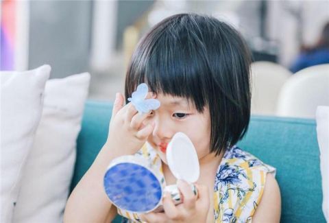  #女生#十六岁的女生要不要化妆？有人居然认为：女孩化妆是暗示别人犯错