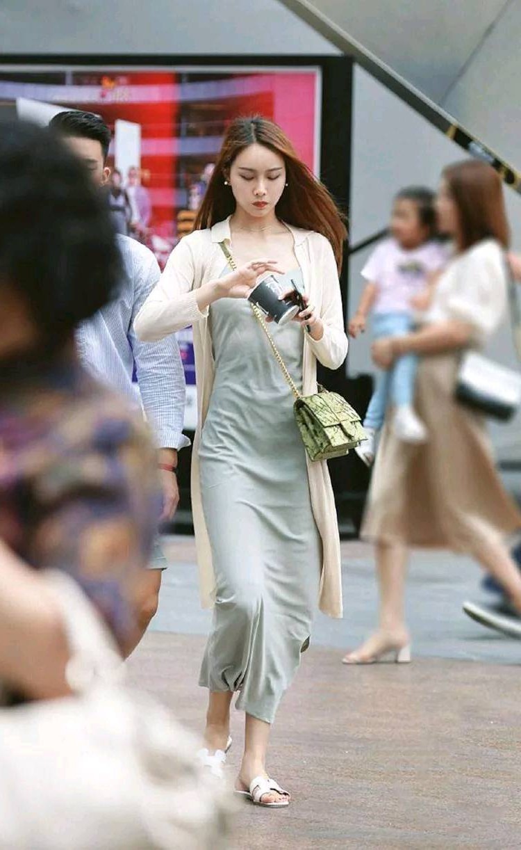 时尚街拍:摄影师镜头下的街头,小姐姐细腻纯情,我想跟图7小姐